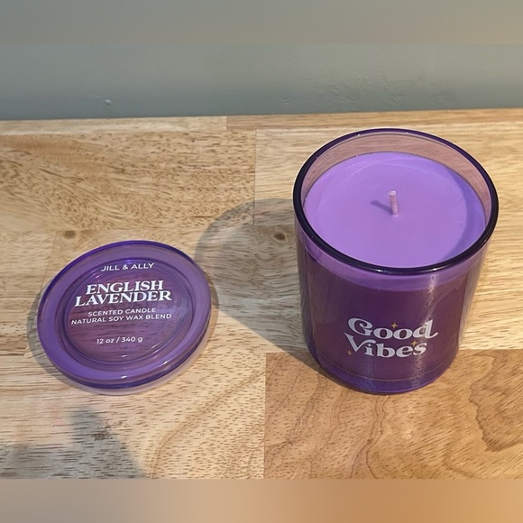 JILL & ALLY ENGLISH LAVENDER NATURAL SOY WAX BLEND LUXURY SCENTED PURPLE CANDLE - Picture 3 of 5